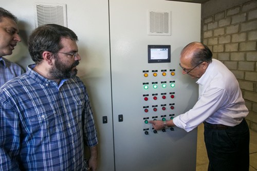 Governador Geraldo Alckmin aciona o sistema de bombas do pôlder Aricanduva